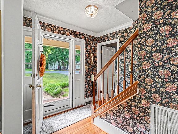 4th image of 312 Windsor Dr