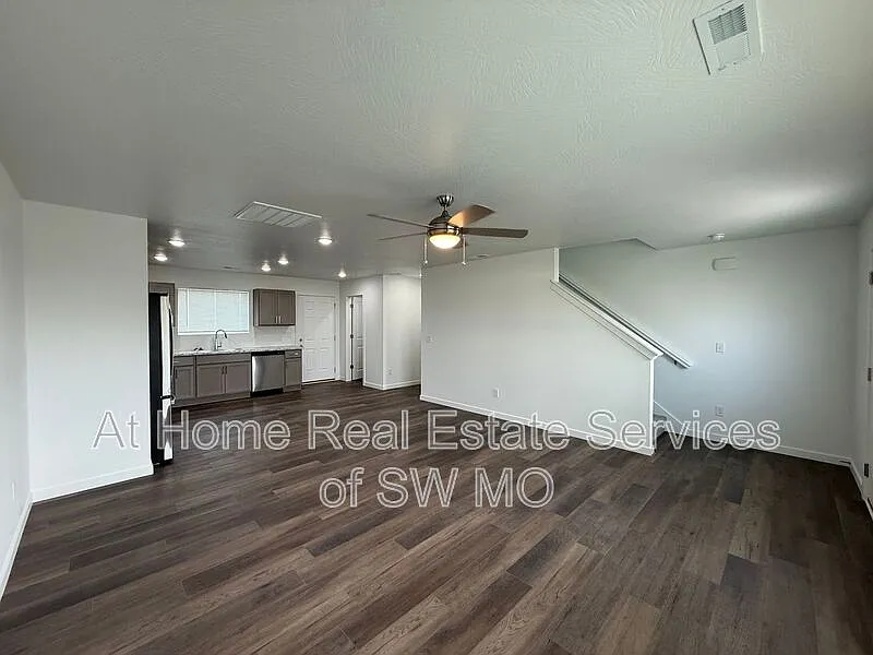 3 bed, 2.5 bath, 1600 sqft, $1,700 — Photo 3