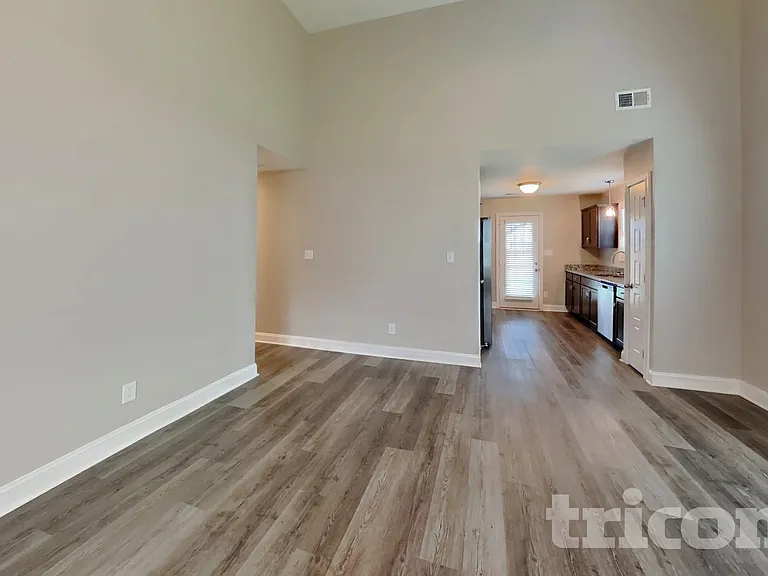 1093 Whitney Dr — Photo 2