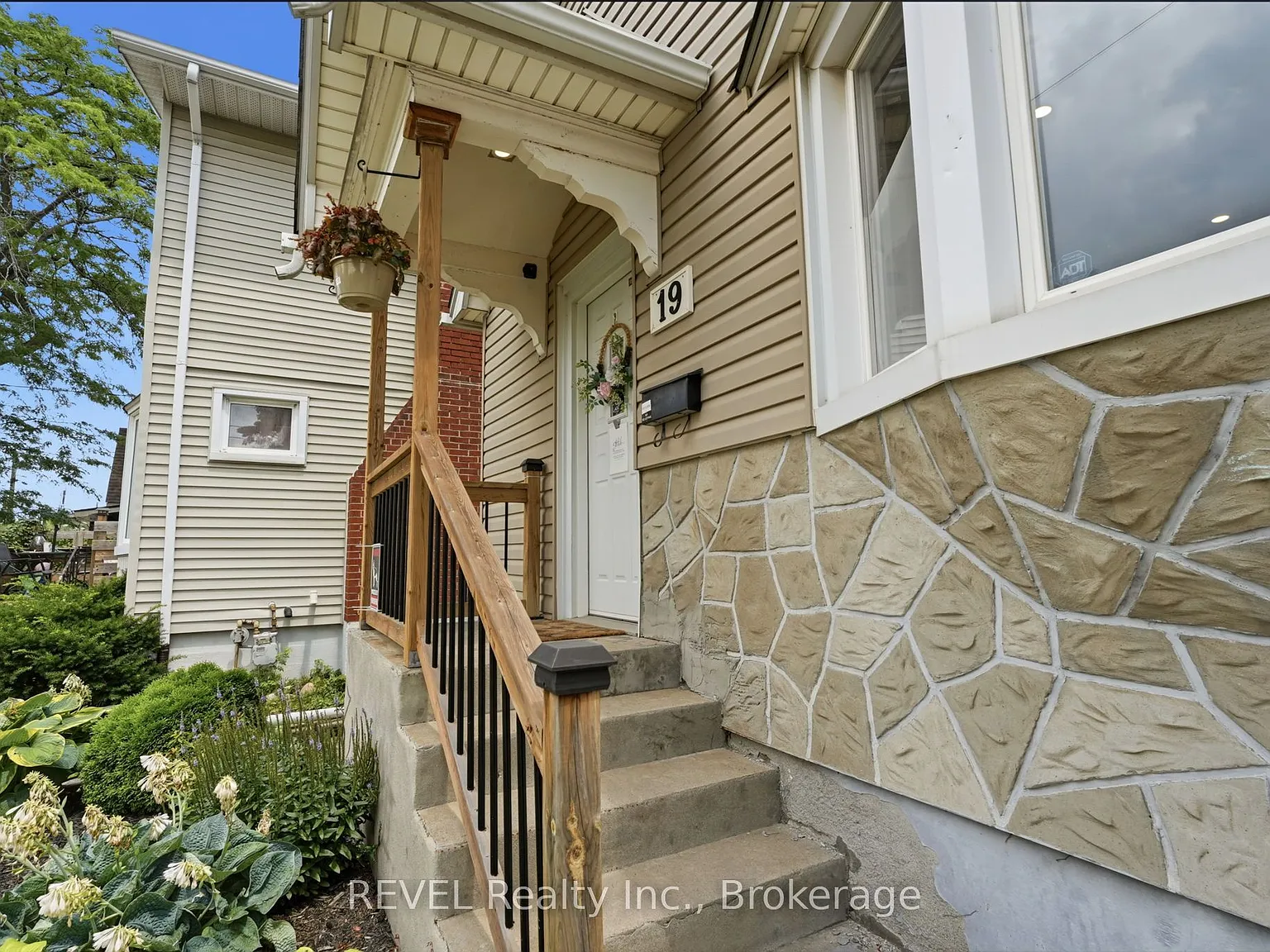 4 bed, $2,300 — Photo 4