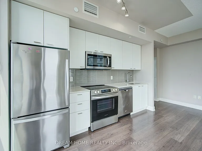 30 Roehampton Ave #2902 — Photo 15