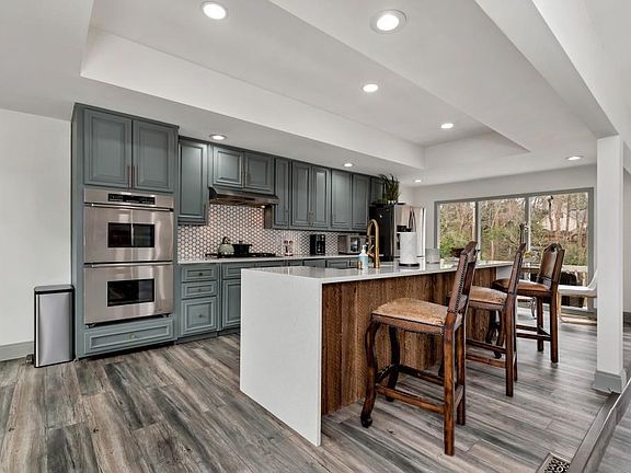 4th image of 905 Heards Ferry Rd