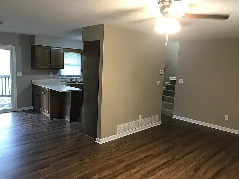 693 Lakeshore Pkwy — Photo 4