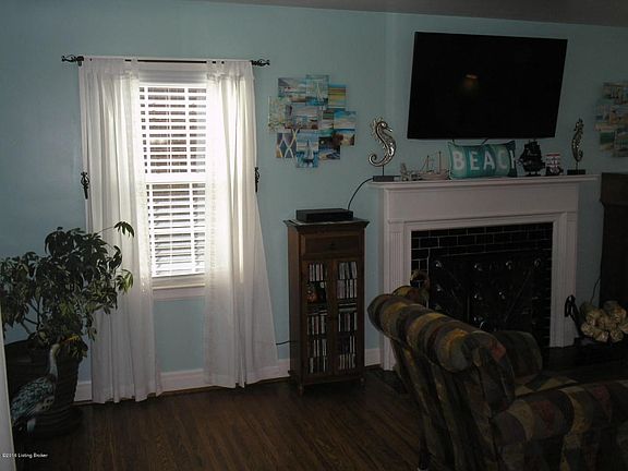 Living Room with fireplace