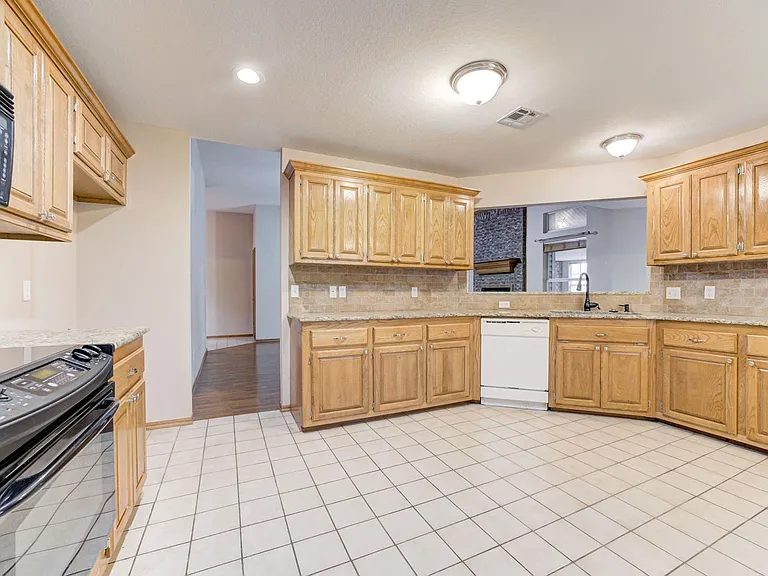 605 Eastview Dr — Photo 13