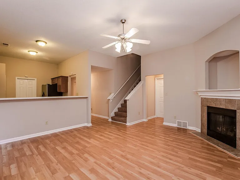 1513 Pemberton Ln — Photo 4