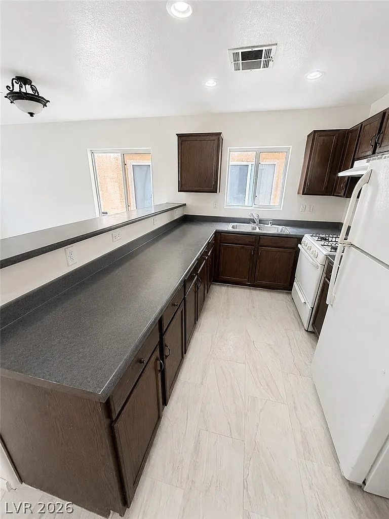3 bed, 2.5 bath, 1130 sqft, $1,650 — Photo 3