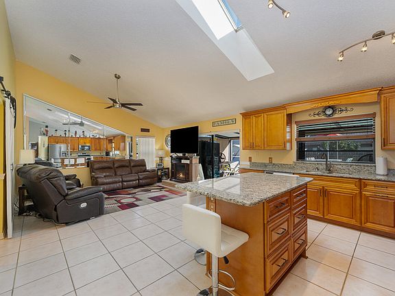 5th image of 927 Yorktowne Dr