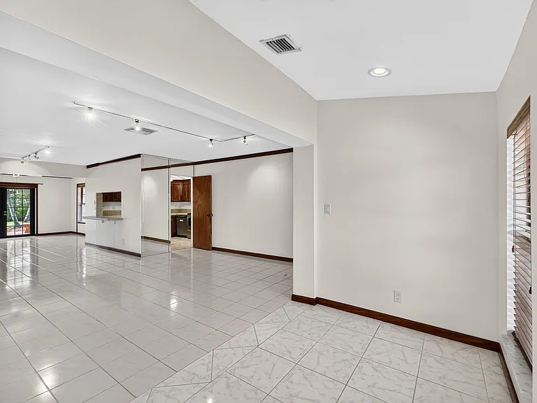2060 Tropic Isle — Photo 37