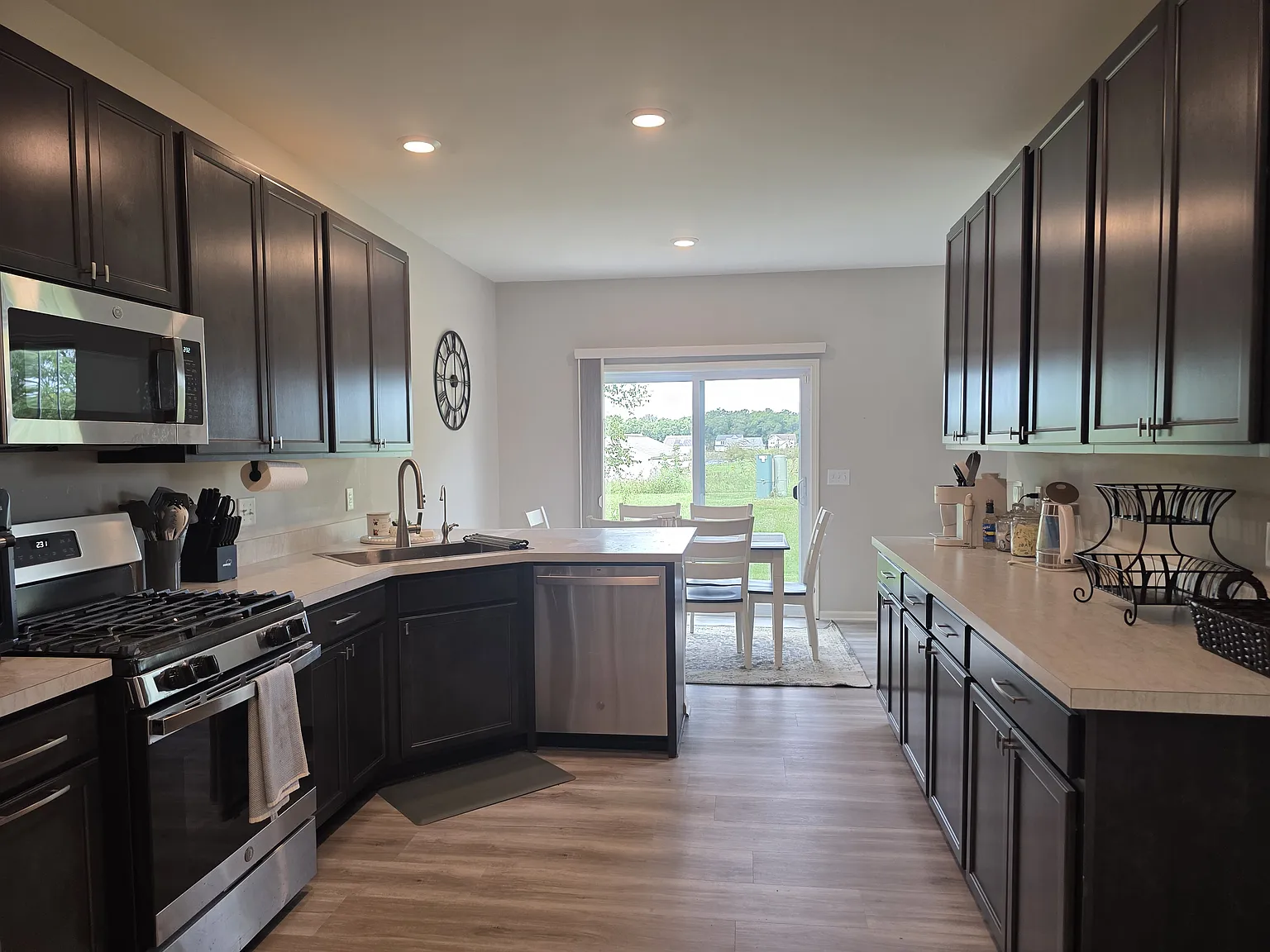 2 bed, 2.5 bath, 1558 sqft, $4,000 — Photo 4