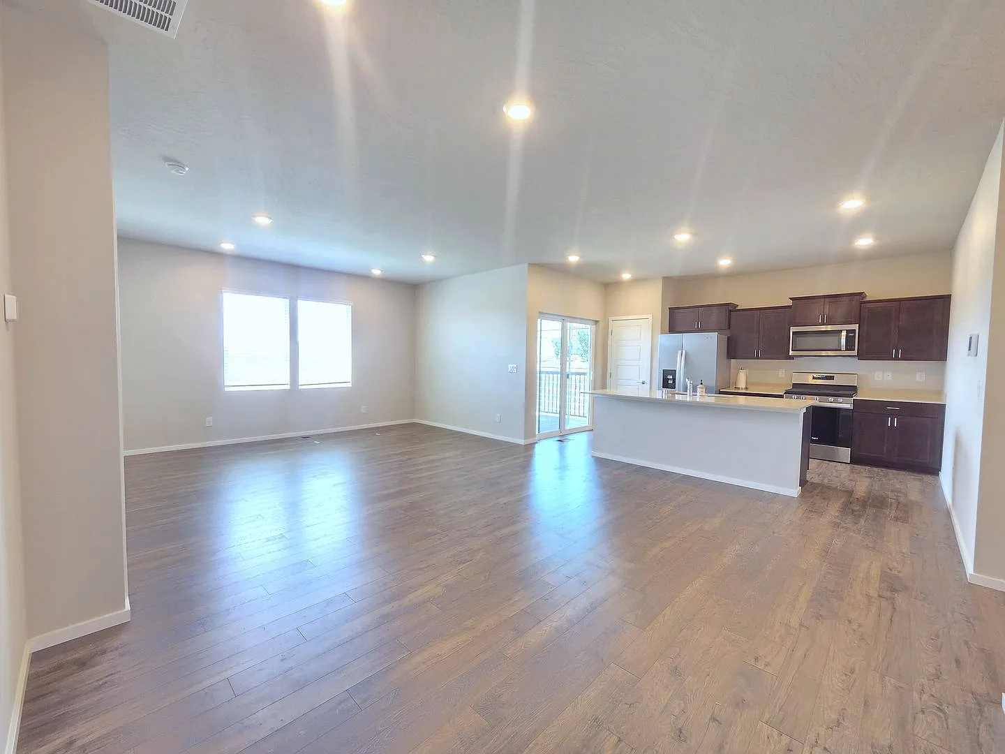 $2,700 - 3 Bed / 2 Bath Gorgeous Single Level Home with Beautiful Views — Photo 3