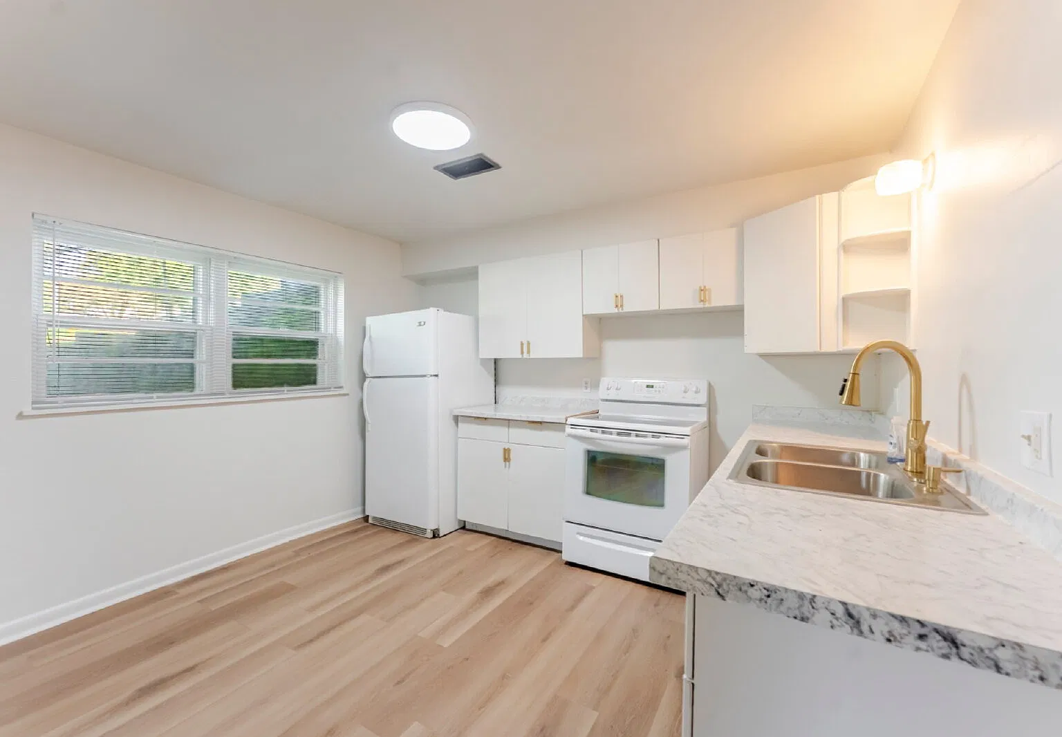 2 bed, 1.0 bath, 1450 sqft, $1,200 — Photo 2