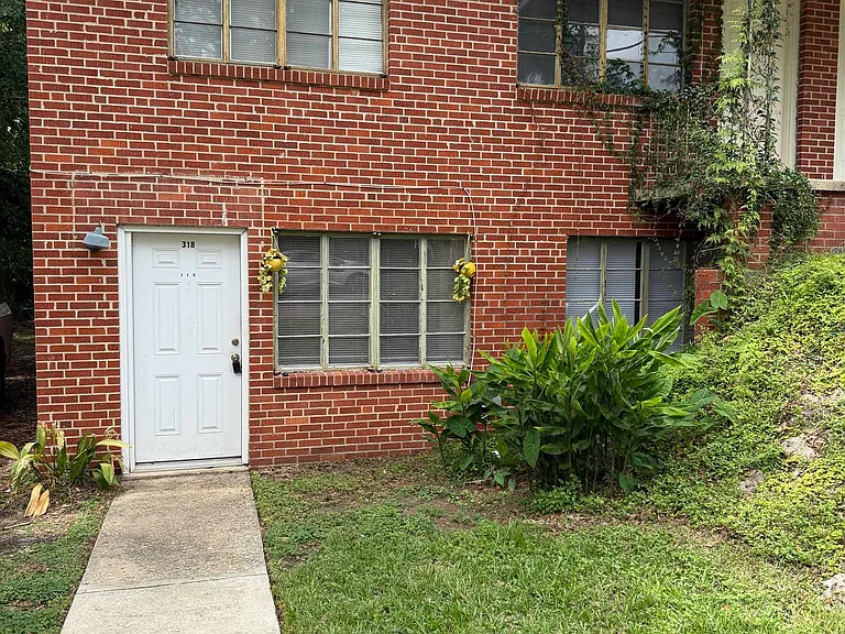 318 E Pershing St — Photo 1