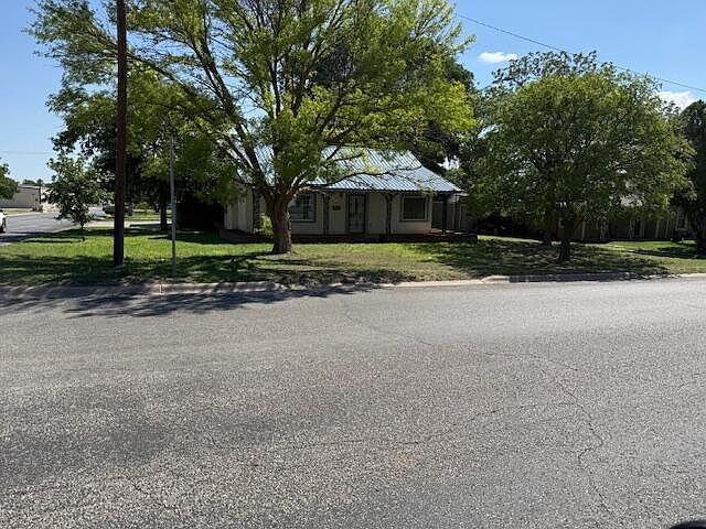 1st image of 722 W Avenue C