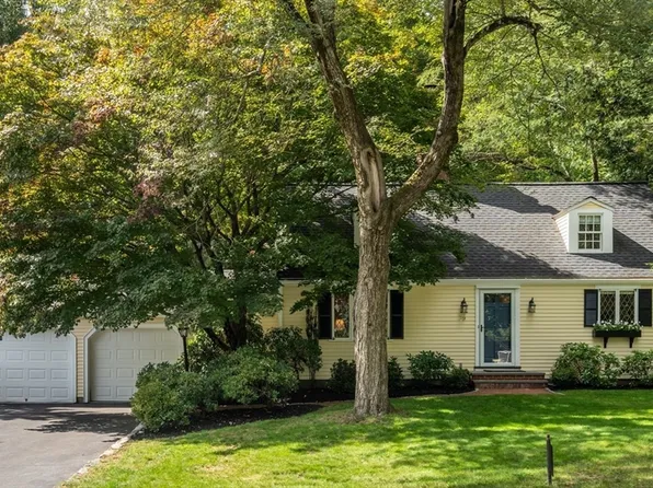 39 Standish Rd, Wellesley, MA 02481