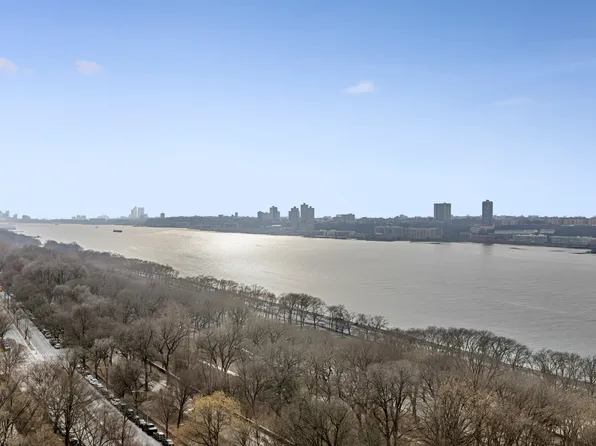 390 Riverside Drive image 9 of 12