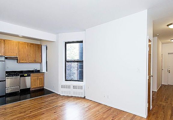 2nd image of 122 E 88th St #6D