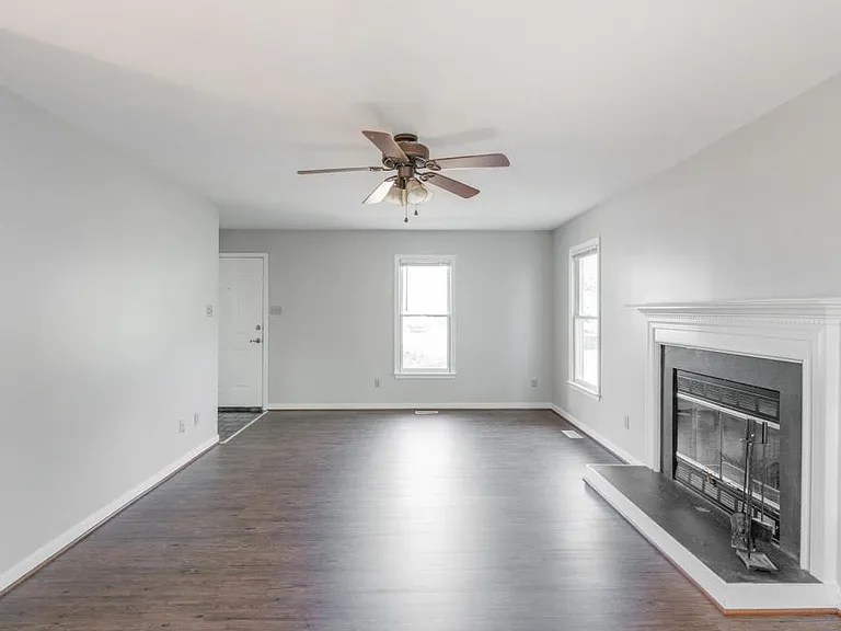 8915 Castle Point Dr — Photo 18