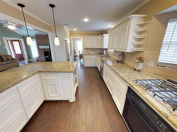 2nd image of 1921 Woodcrest Dr