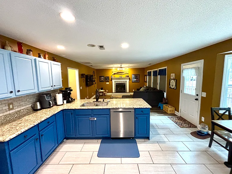 35 Harborview Dr — Photo 5