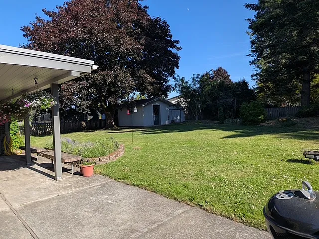 1120 Garden Dr — Photo 2
