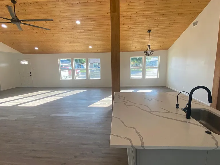 1506 Edwards St — Photo 10