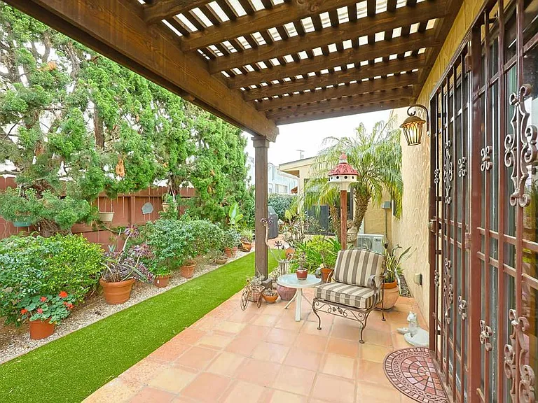 1027 Encino Row — Photo 55