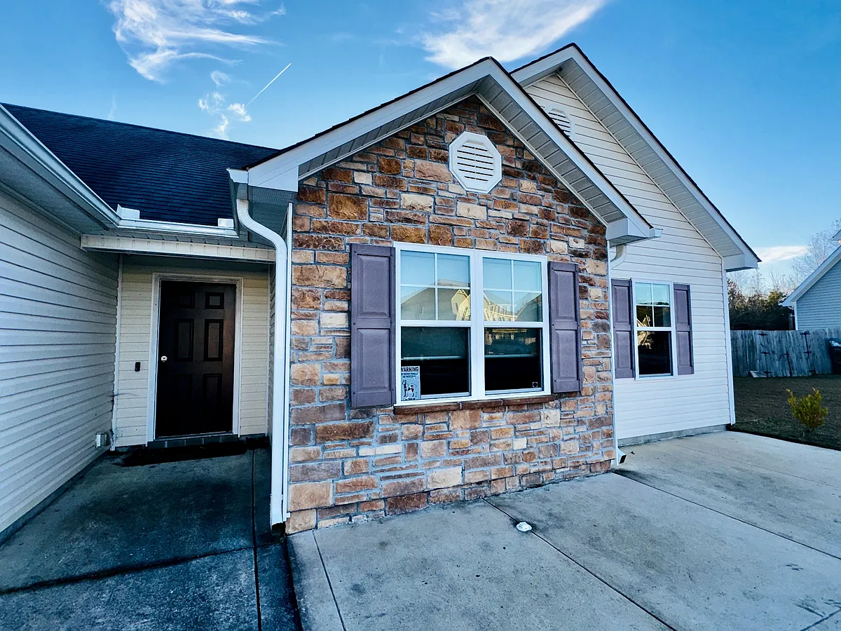 Building Photo - 211 Hidden Oaks Dr