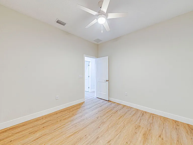 241 N Pine Ave — Photo 11