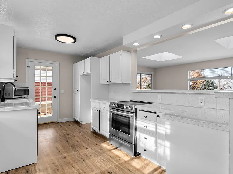 2177 E Castle Hill Ave — Photo 4