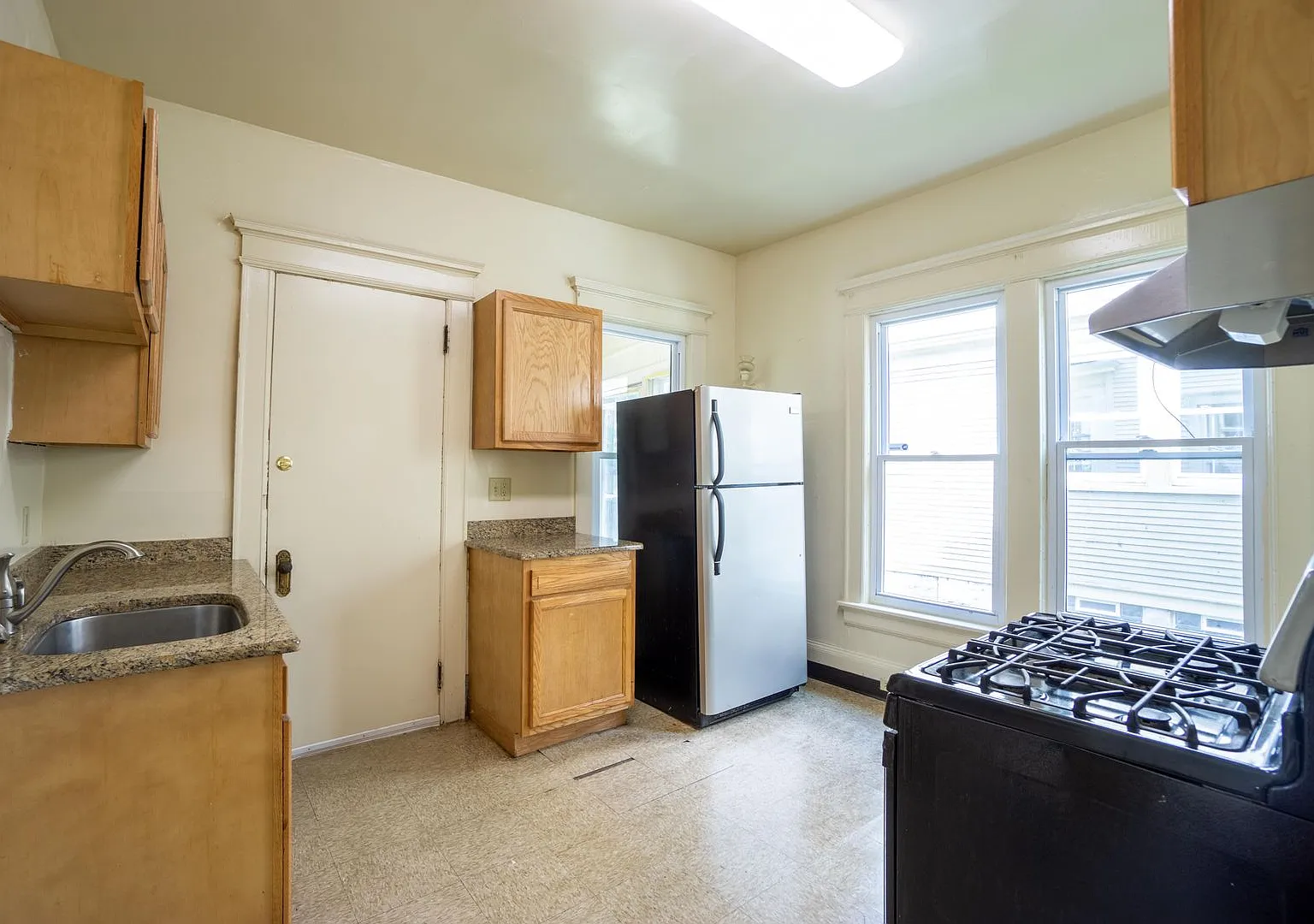 813 Euclid Avenue - Gorgeous Single Family Home with Garage and Off Street Parking Available 8/1/27 — Photo 3