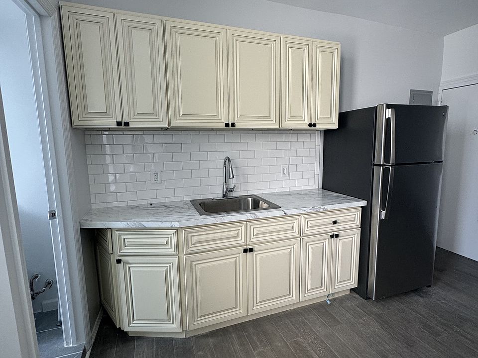 1st image of 20-77 Steinway St #3L