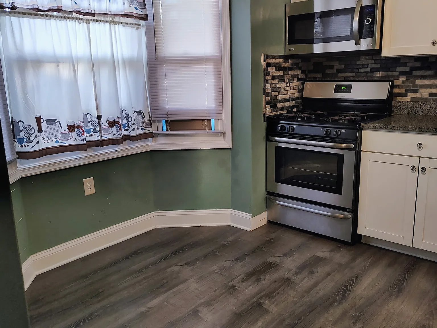 3 bed, 1.5 bath, 1332 sqft, $2,300 — Photo 3