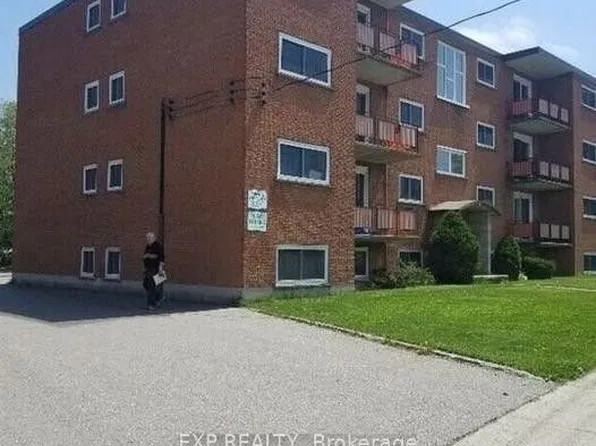 12 Westmount Rd W #9, Kitchener, ON N2M 1R5