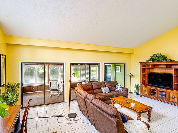 3rd image of 105 Canterbury Dr