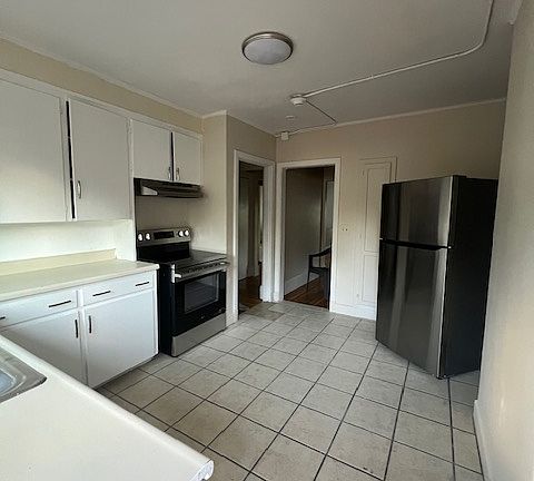 5th image of 415 Blackstone St #2