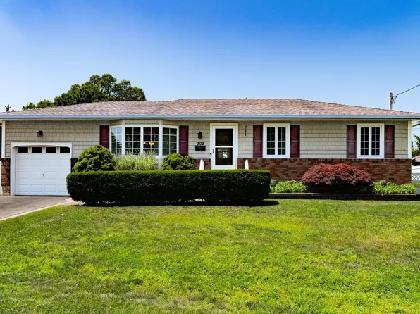 302 Carlls Path, Deer Park, NY 11729