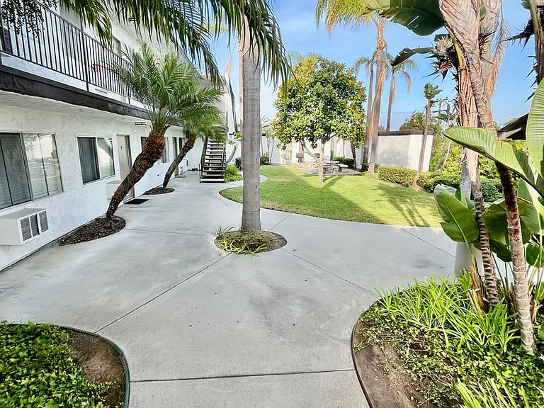 4325 Lowell St — Photo 2