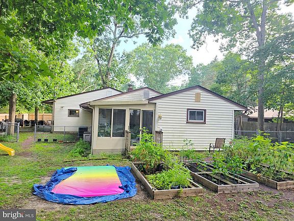 3rd image of 329 Evergreen Rd