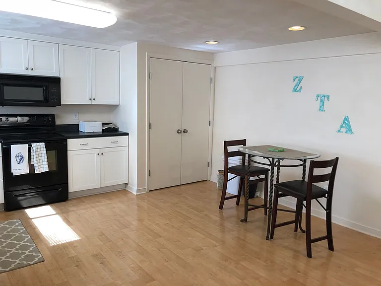 Renovated Apartment Close to VT — Photo 20
