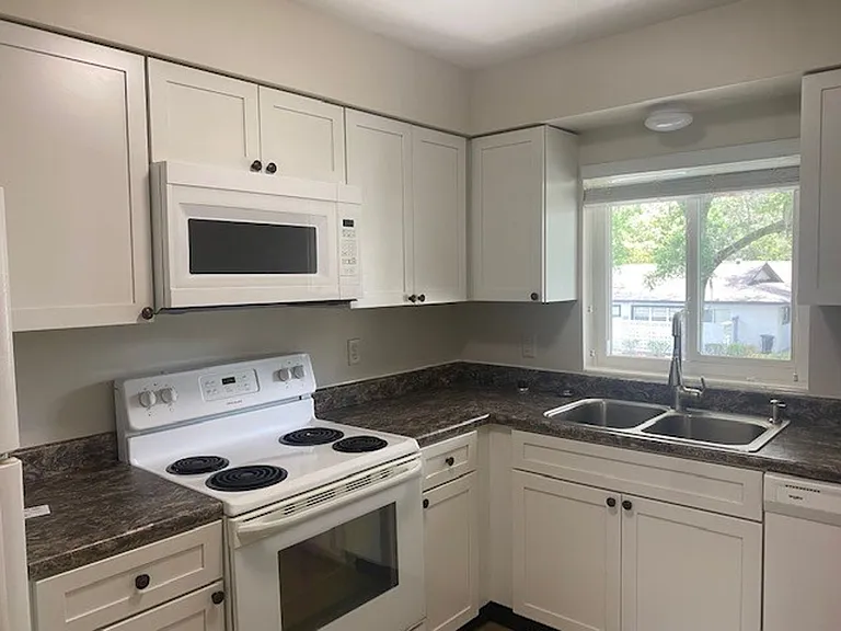 1820 NW 10th St — Photo 66