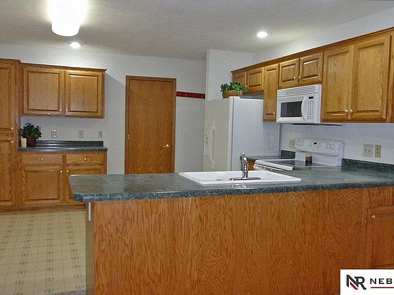 4th image of 127 W Deer Ln