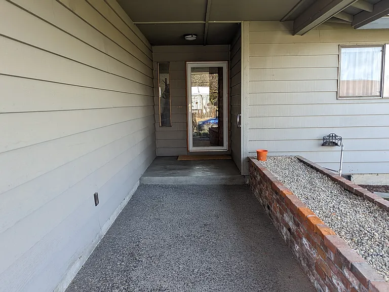 725 W Division Ave — Photo 2