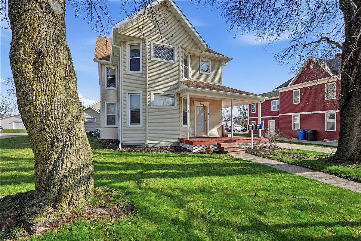 Unit Photo - 209 W Main St #2