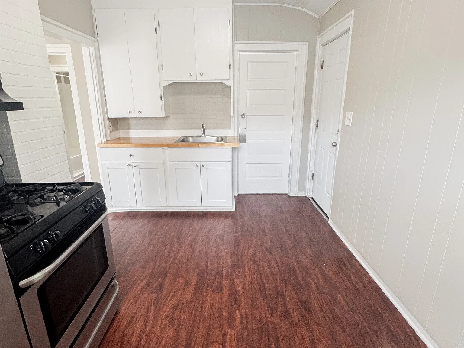 Upgraded 2 Bed / 1 Bath — Photo 2