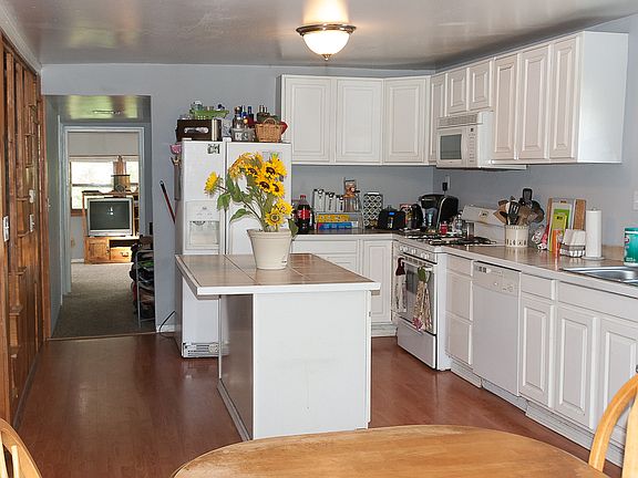 Updated kitchen w/ island