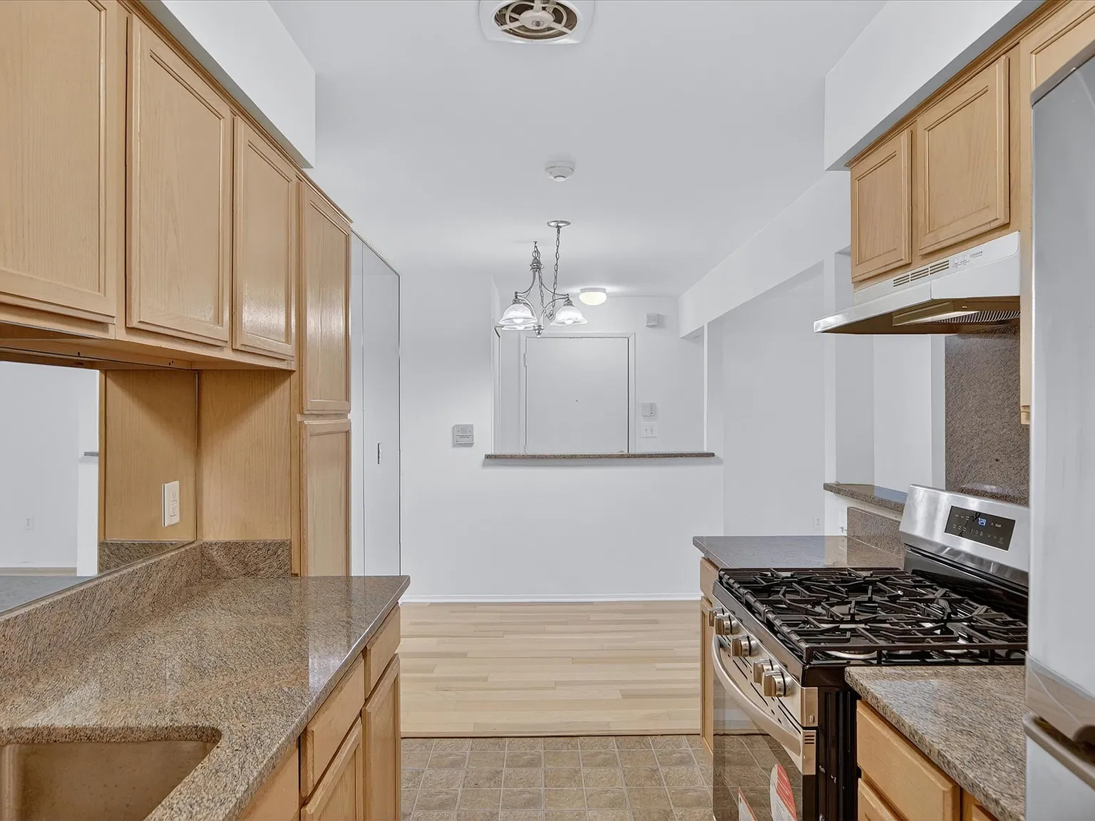 2037 E Franklin Dr — Photo 2