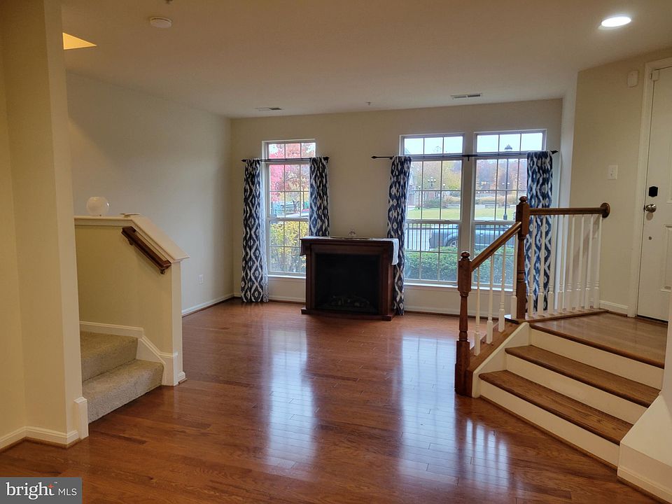 1st image of 7975 Crescent Park Dr