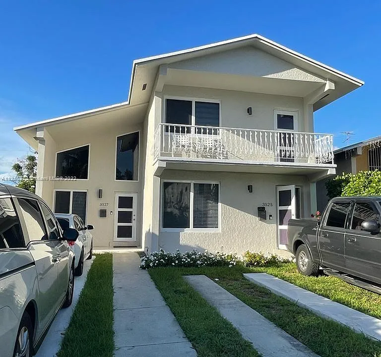 3525-3527 SW 25th Ter