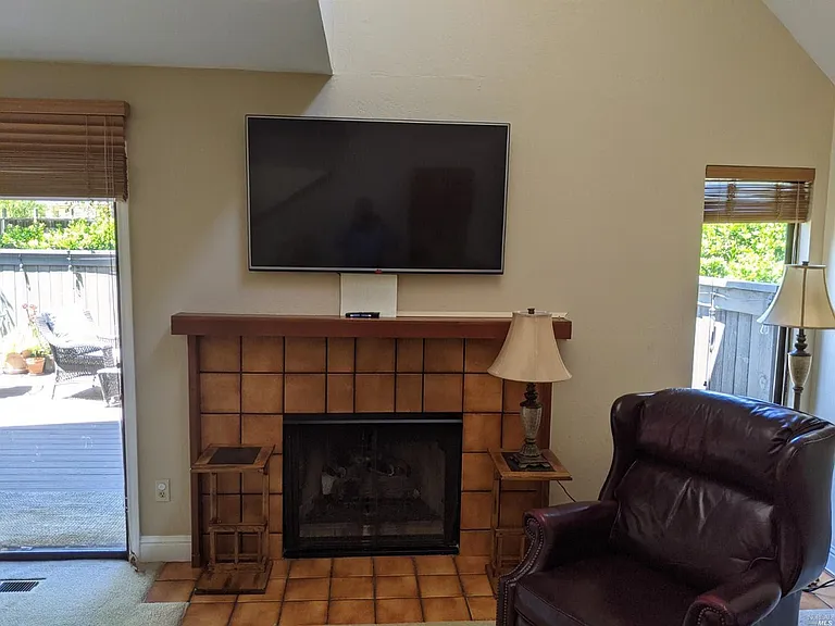 1382 Saint James Ct — Photo 8